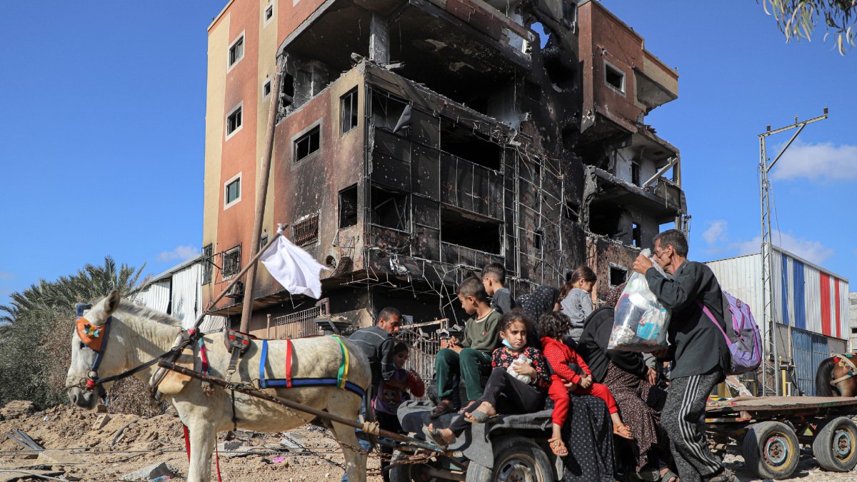 Una família palestina fuig del setge israelià cap al sud de la Franja de Gaza. - EFE