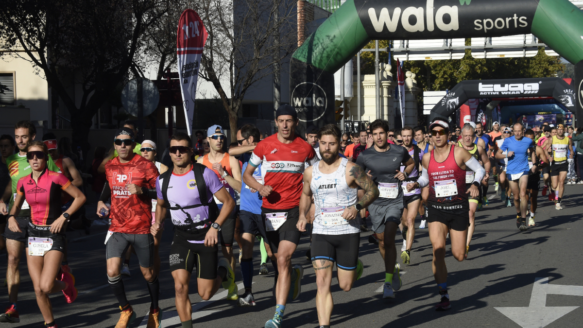 Moment en què es donava la sortida oficial a la Mitja Marató Lleida, que aquest any arribava a la trentena edició. - SANTI IGLESIAS