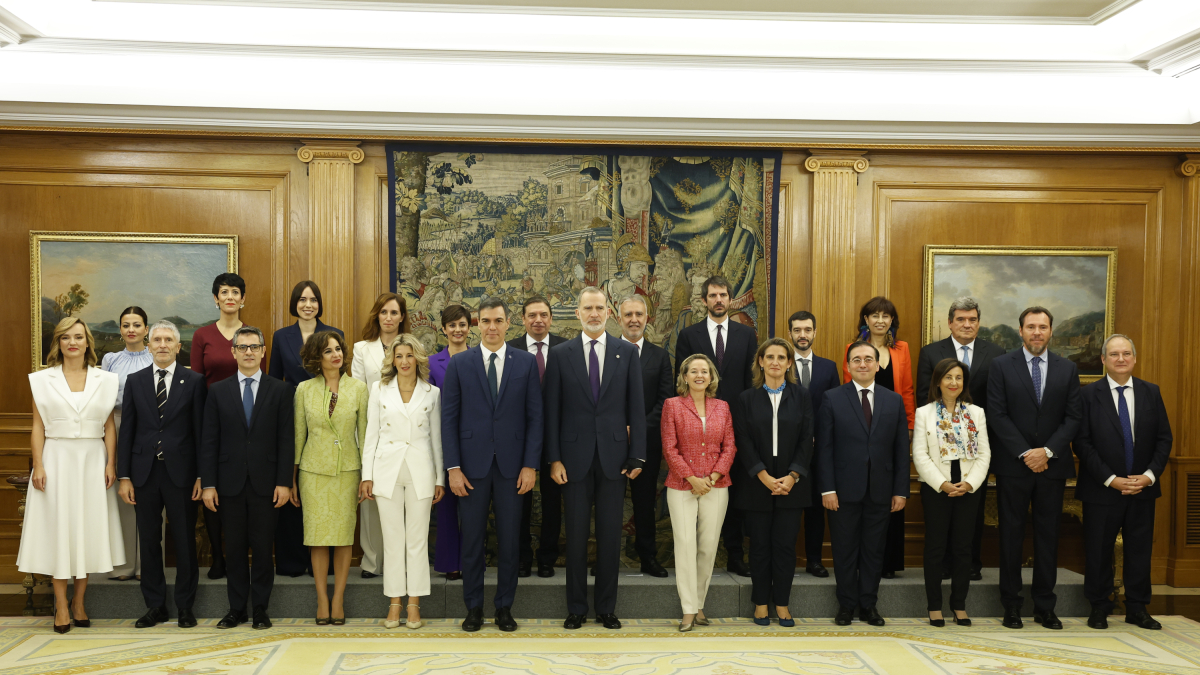 El rei Felip i el president del Govern espanyol, Pedro Sánchez, posen per a la foto de família al costat dels membres del nou Executiu.