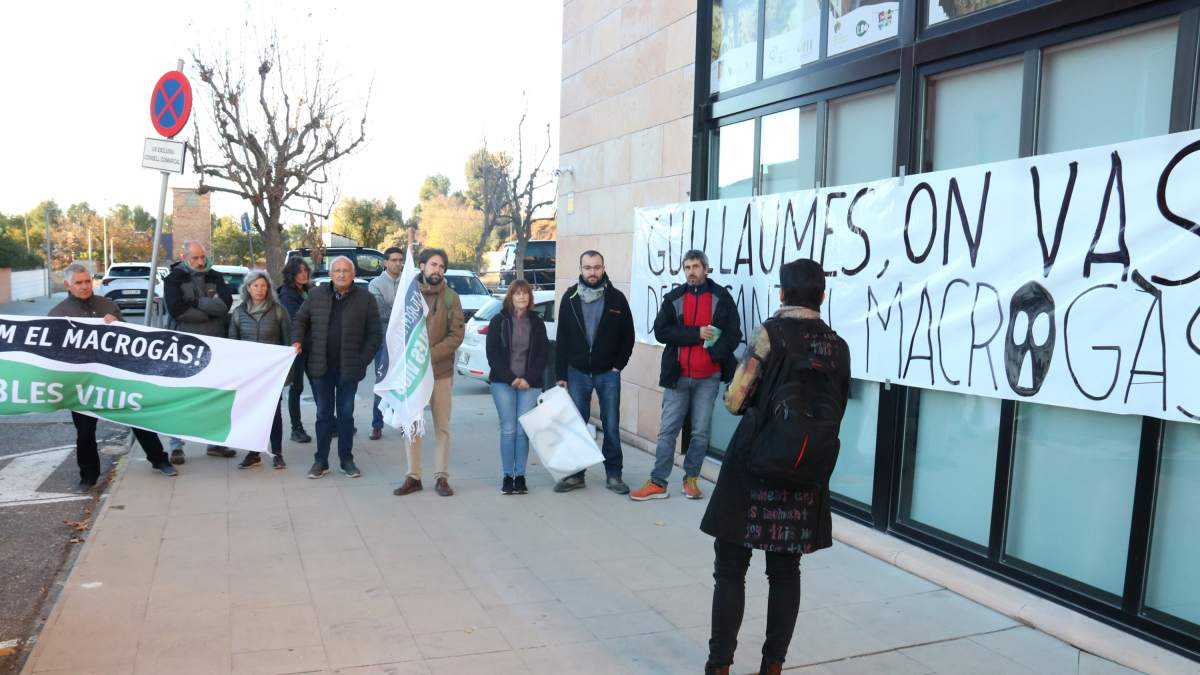 Membres de la Plataforma Pobles Vius escolten les explicacions de la directora general d'Agricultura a les portes del Consell Comarcal de la Noguera.