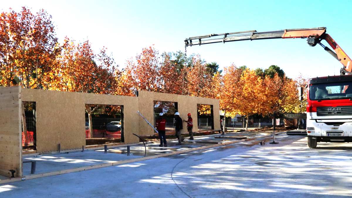 Montaje del nuevo edificio que acogerá el hub de la madera en Olius, en el Solsonès.