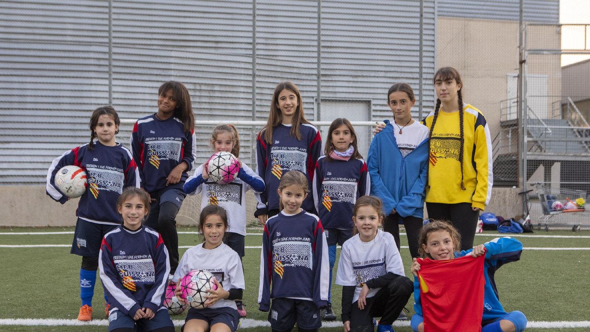 L’equip femení del Guissona i la seua entrenadora Sabina Morera. - XAVIER SANTESMASSES
