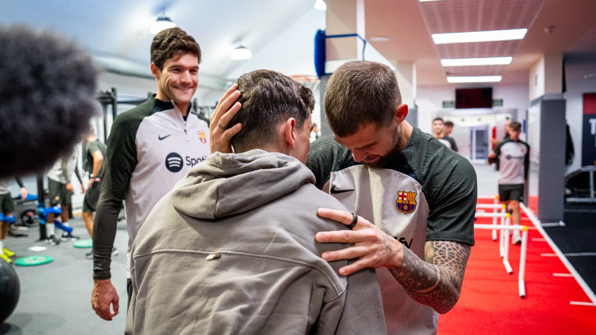 Gavi visita els seus companys i s’operarà dimarts ■ El centrecampista de 19 anys, que serà operat dimarts vinent a l’Hospital de Barcelona i estarà 8 mesos de baixa per la greu lesió de genoll, va visitar ahir el vestidor blaugrana, on va s ... - FC BARCELONA