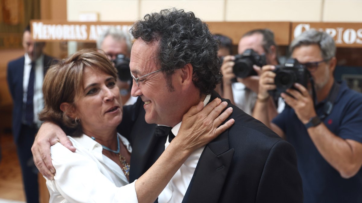 Dolores Delgado abraça Álvaro García Ortiz en la presa de possessió com a fiscal general de l’Estat. - EUROPA PRESS