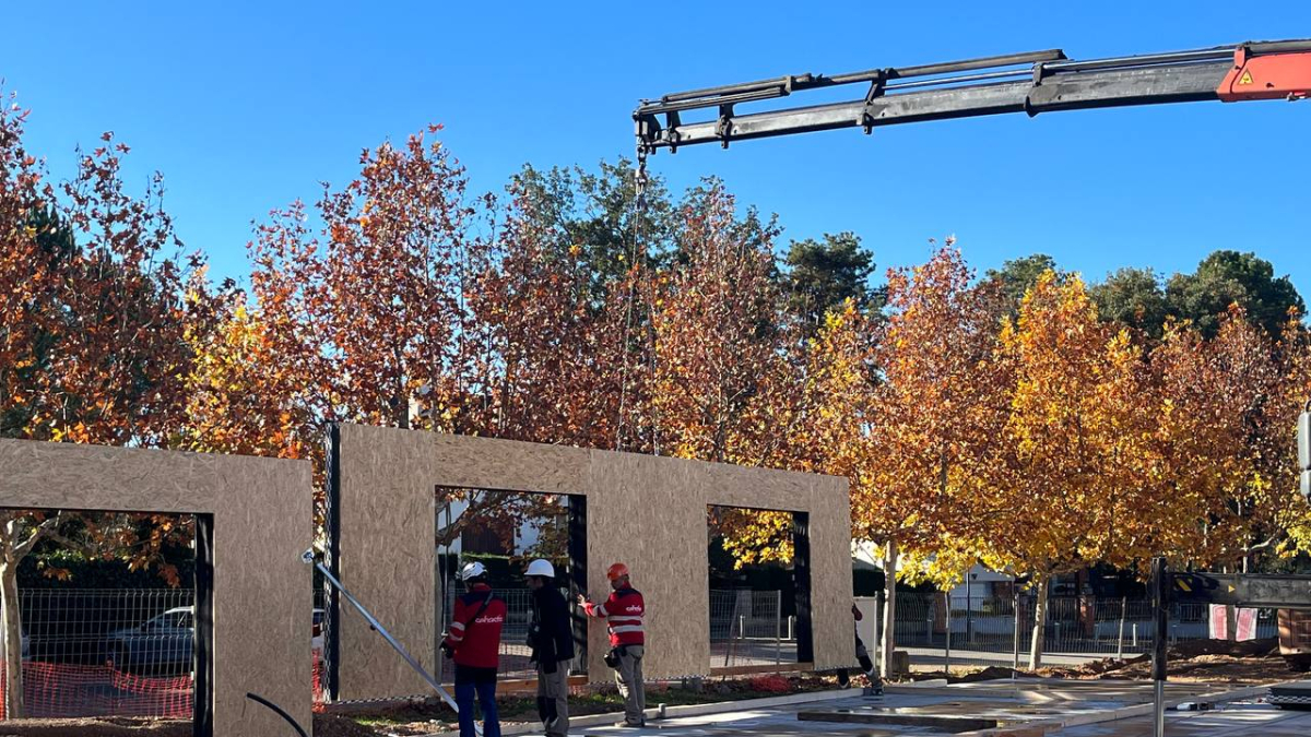 Edifici en construcció amb panells de fusta a Olius. - DEPARTAMENT D’ACCIÓ CLIMÀTICA