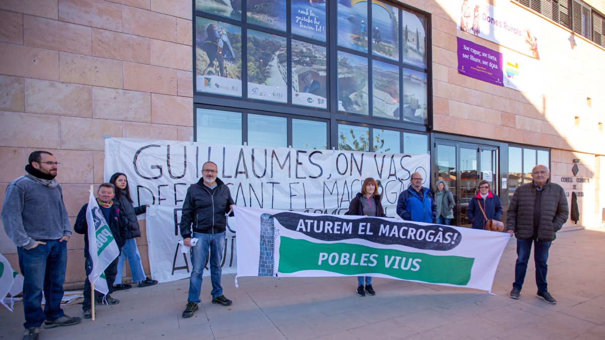 Miembros de la plataforma contraria a la planta de biogás de La Sentiu, ante el consell de la Noguera. - JORDI ECHEVARRIA