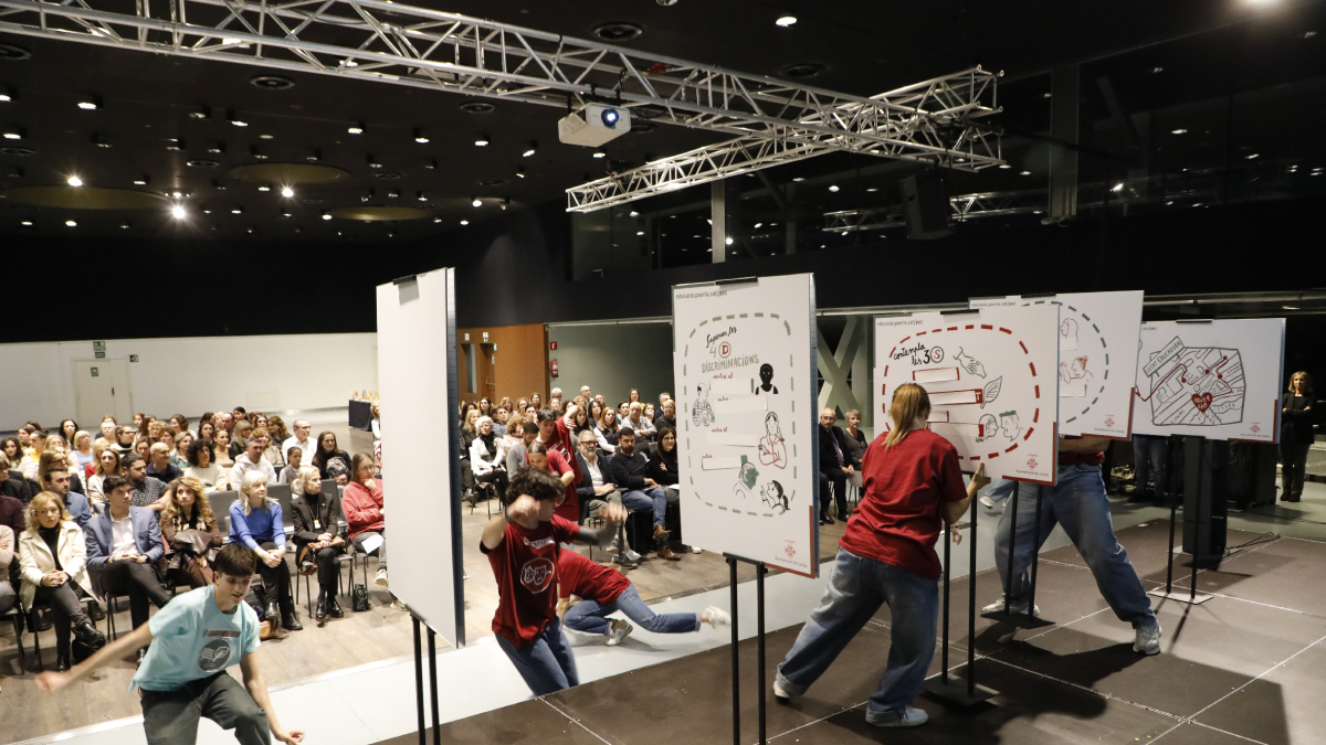 Projecte educatiu de ciutat ■ La Llotja va acollir ahir l’obertura del curs del Consell Escolar Municipal i la presentació del projecte educatiu de ciutat, que observa com a eixos la inclusió, la interculturalitat i la perspectiva de gènere, e ... - AMADO FORROLLA