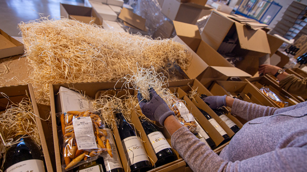 Una treballadora d’Ilersis preparant ahir lots de Nadal per a empreses i entitats. - JORDI ECHEVARRIA