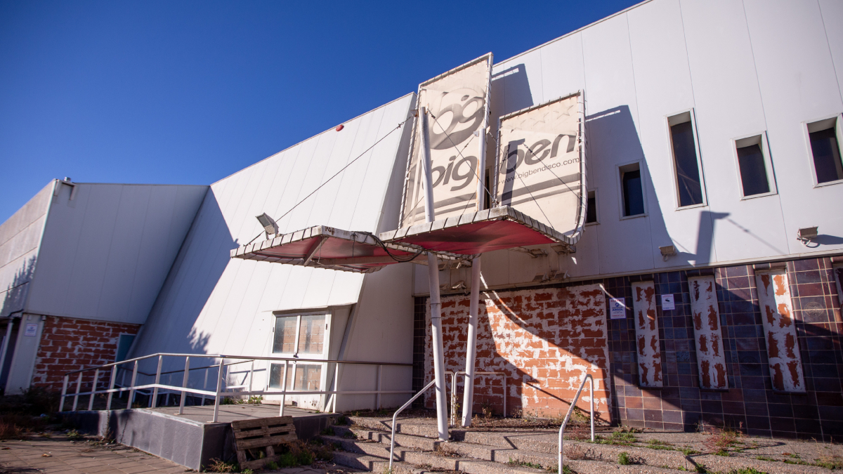 Imagen de uno de los accesos a la legendaria discoteca Big Ben de Golmés, que lleva ocho años cerrada. - JORDI ECHEVARRIA