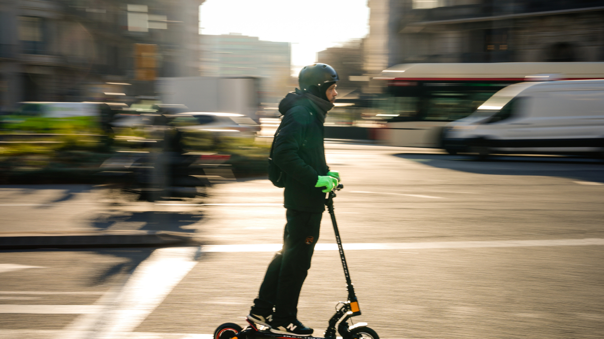 Imagen de archivo de un hombre circulante con un patinete eléctrico.