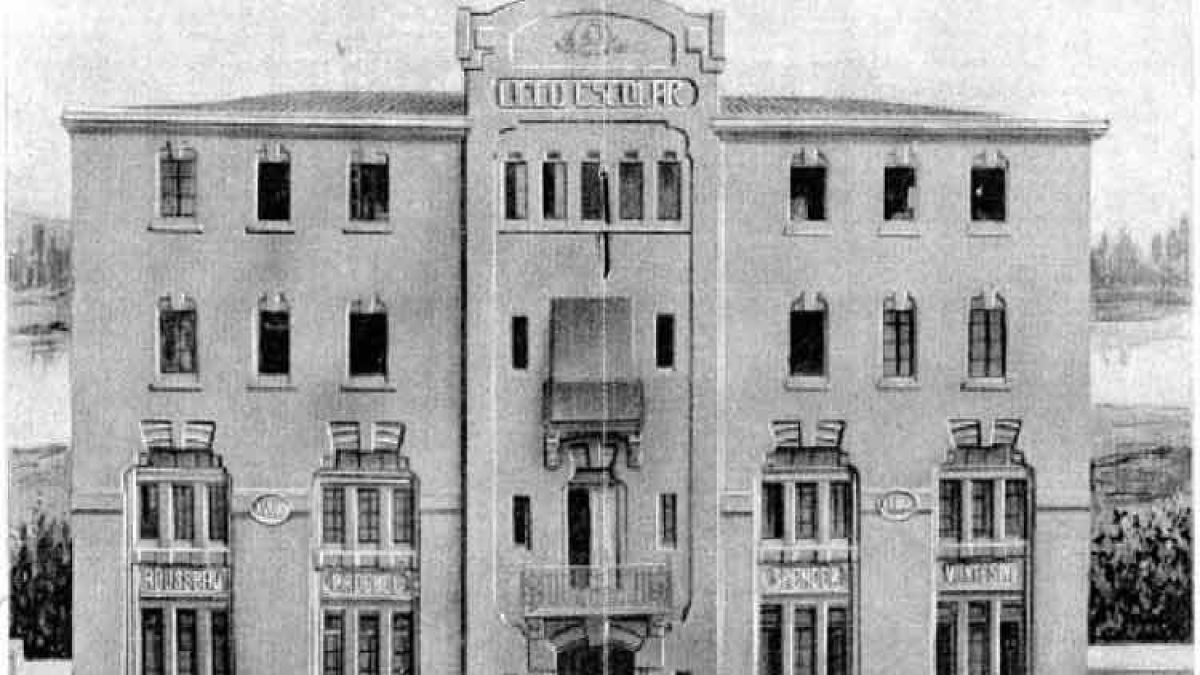 Façana de l’edifici inaugural del Liceu Escolar el 1913.
