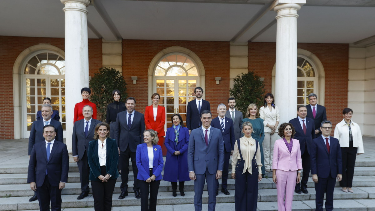 El president del govern espanyol, Pedro Sánchez posa per a la foto de família al costat dels ministres del nou gabinet.