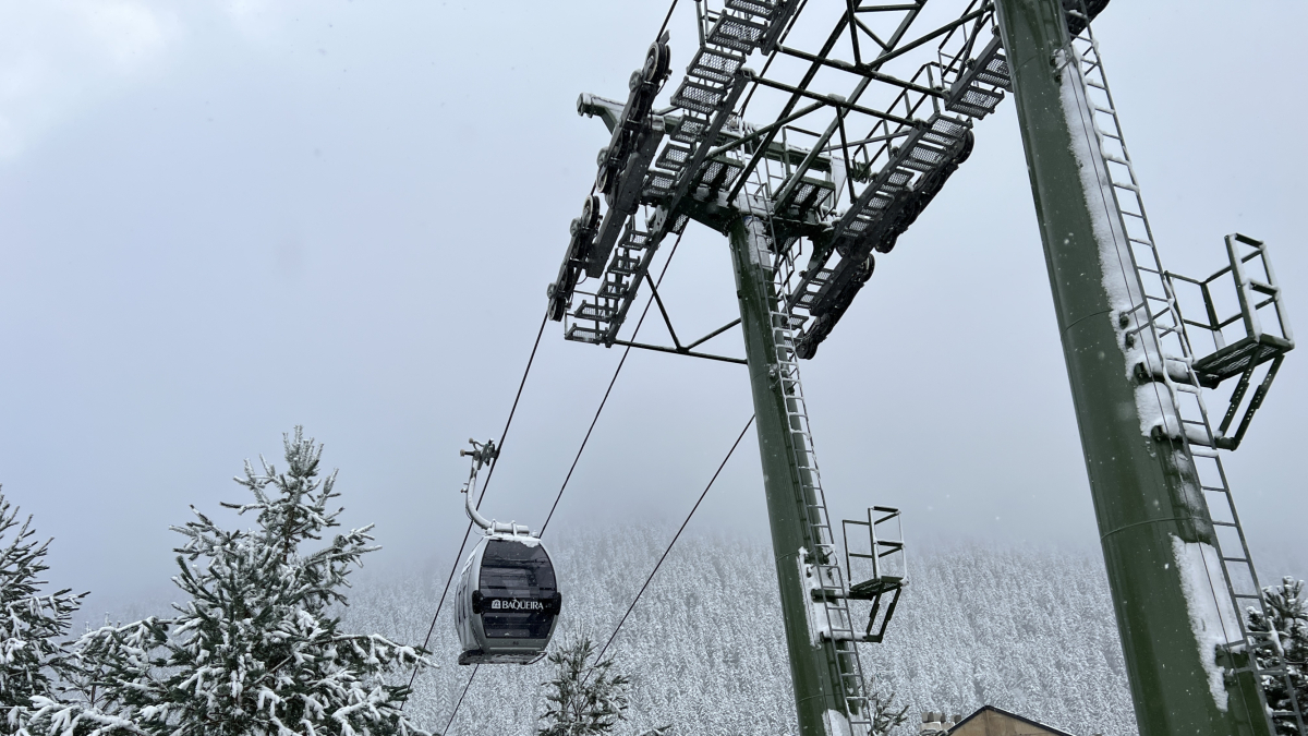 Un telecabina funcionant a l'estació de Baqueira Beret.