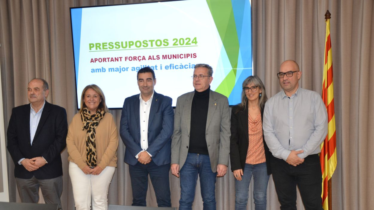 El president de la Diputació de Lleida, Joan Talarn, acompanyat dels quatre vicepresidents de l'ens a la presentació del projecte de pressupostos per al 2024.