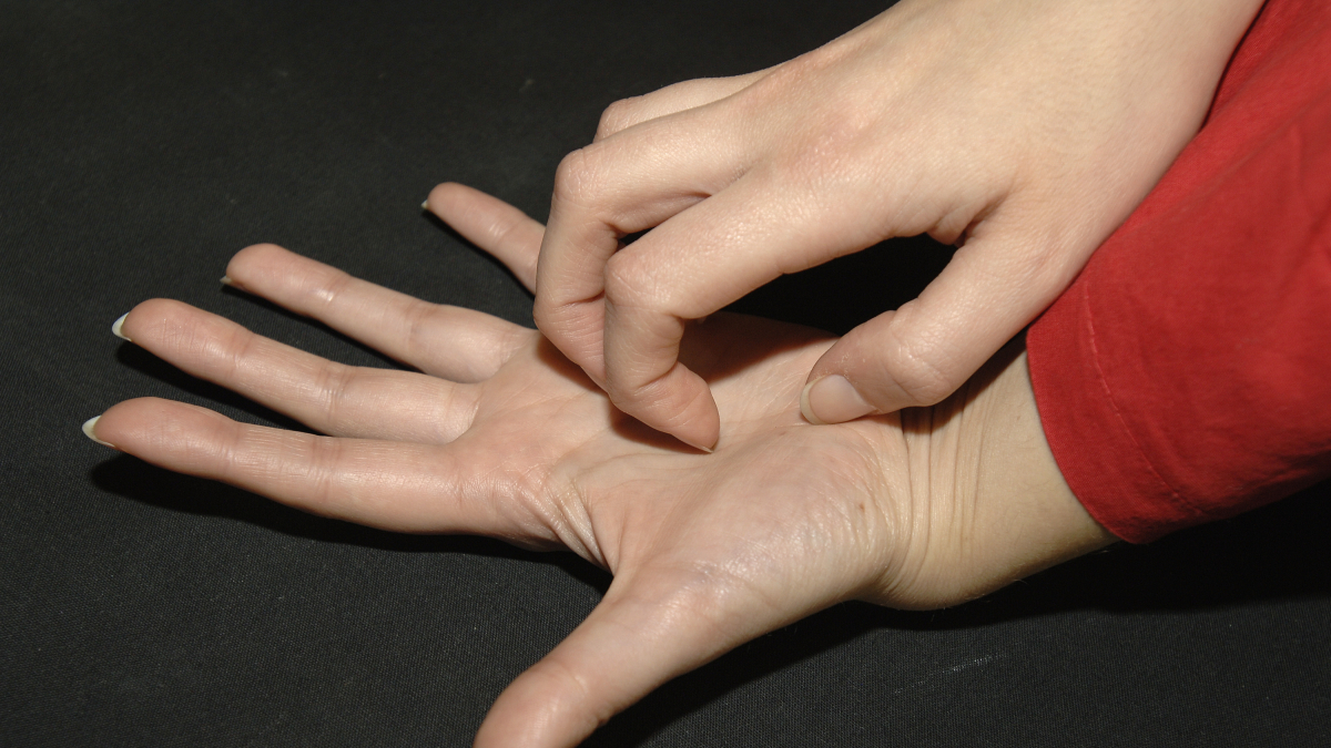 En la imatge d’arxiu, una jove es rasca la mà a causa de les picors produïdes per una dermatitis.