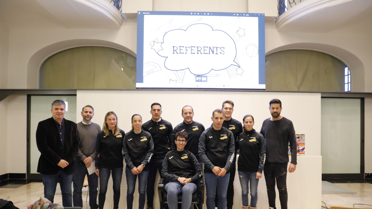 El concejal Xavier Blanco, el coordinador de deportes Jordi Gómez y los ‘Referents’ ayer durante el acto. - AMADO FORROLLA