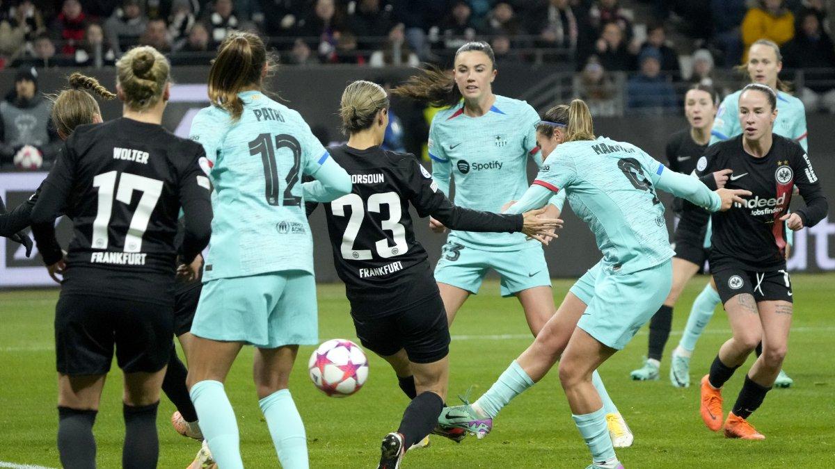 Mariona Caldentey, en el momento de rematar a puerta y marcar el que sería el 1-2. - EFE/EPA/RONALD WITTEK