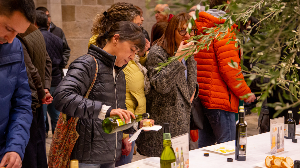 Los leridanos pudieron degustar los diferentes aceites de la DOP Les Garrigues ayer en el IEI. - JORDI ECHEVARRIA