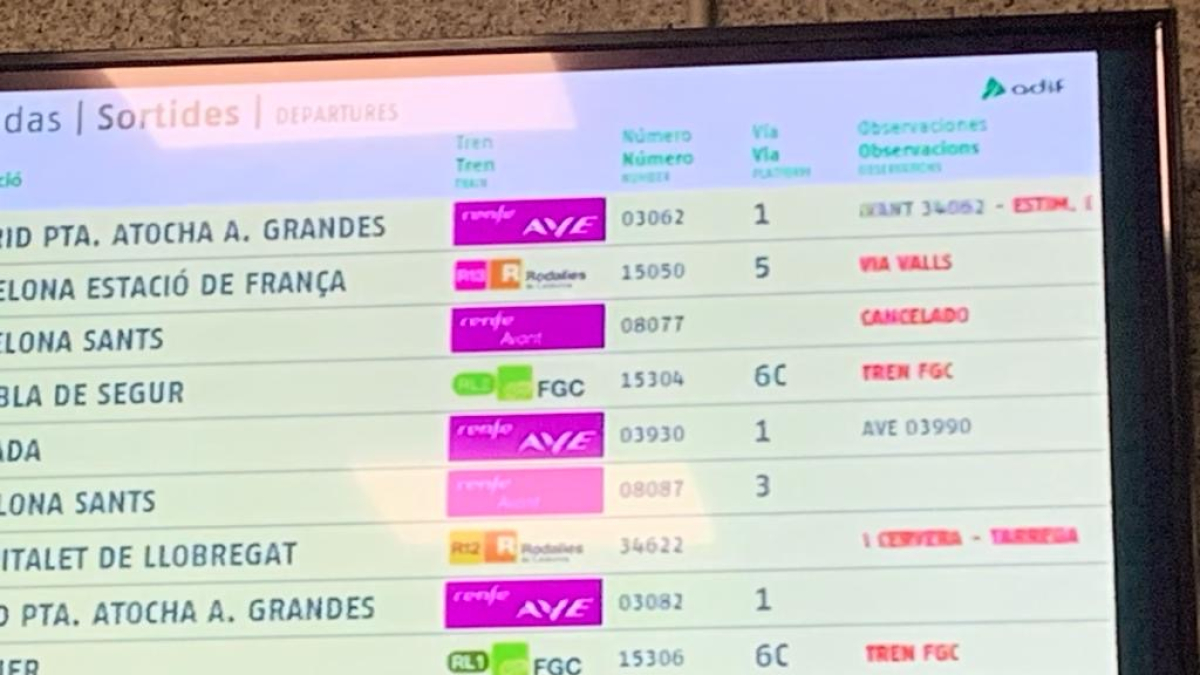 El cartel de anuncio de los trenes de este jueves, anunciando los trenes anulados