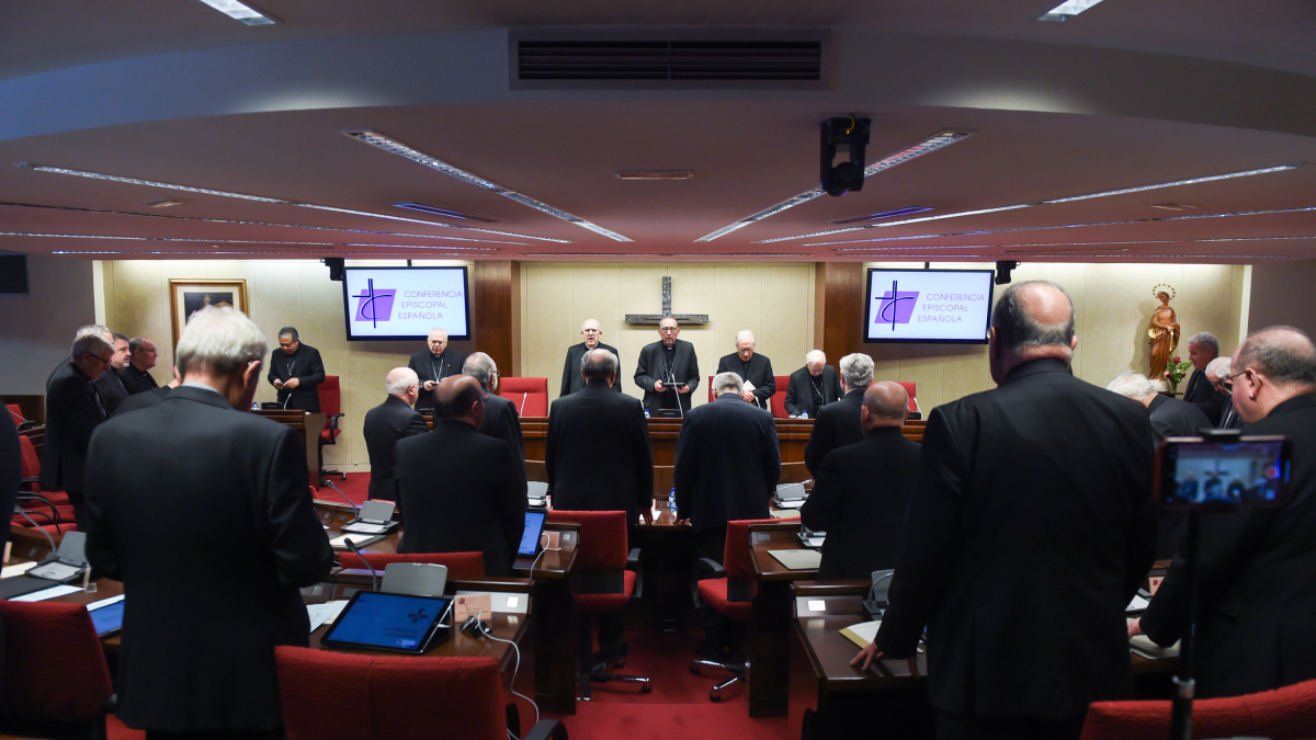 Archivo - Obispos en una asamblea plenaria.