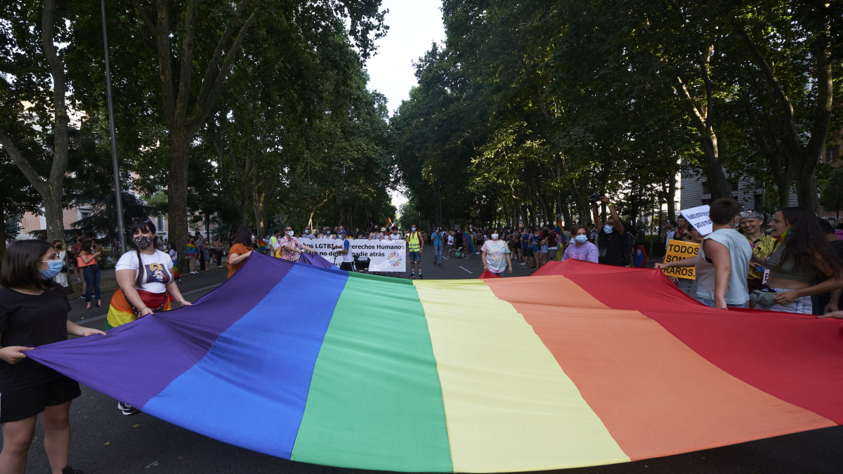 Dones sostenen una bandera del col·lectiu LGTBI