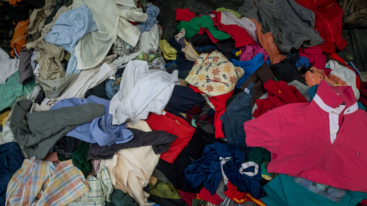 Ropa usada en una imagen de archivo.