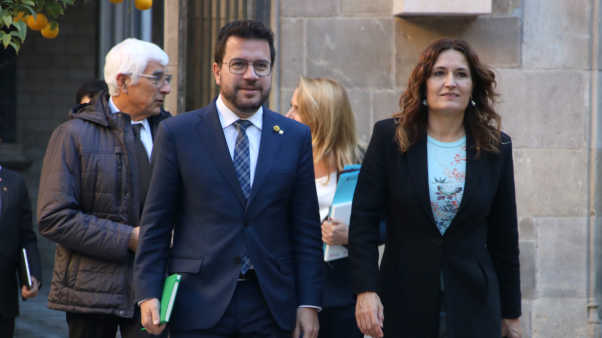 El president del Govern, Pere Aragonès, i la consellera Laura Vilagrà, abans del Consell Executiu extraordinari.