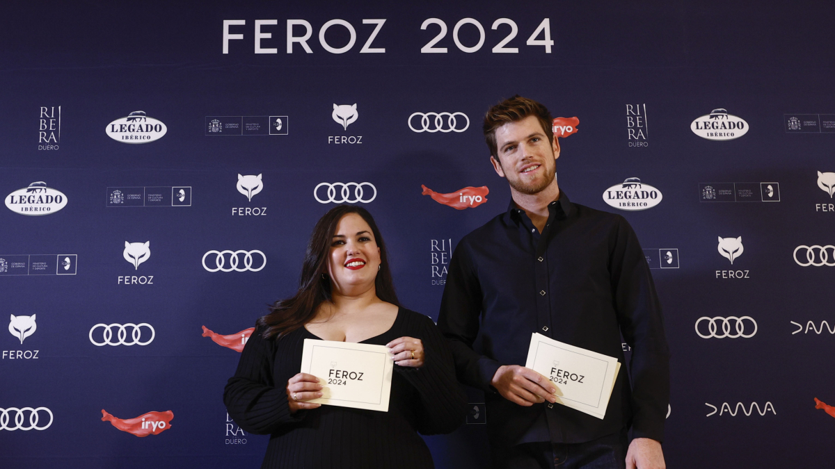 Los actores Laura Galán y Miguel Bernardeau durante la lectura de los nominados a los premios Feroz 2024, que se entregarán en Madrid el 26 de enero.