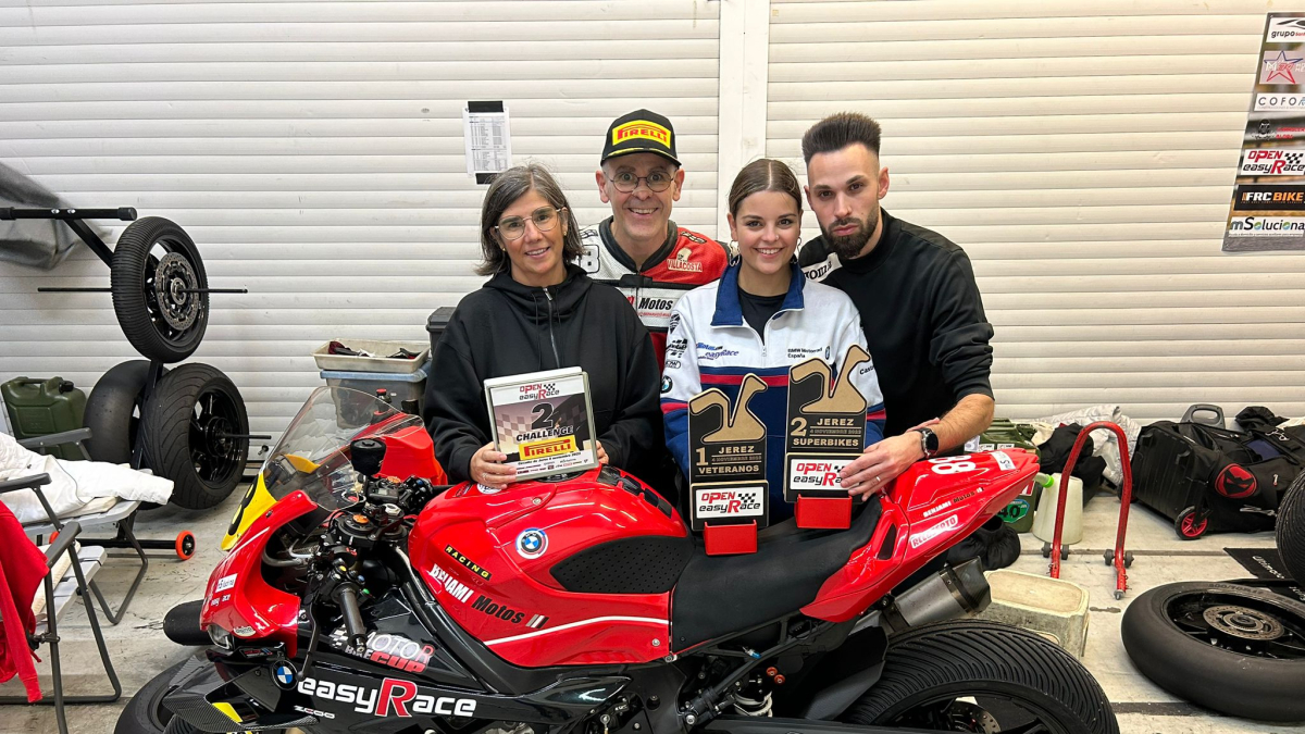 Vallmanya, con su familia, junto a los trofeos logrados en Jerez.