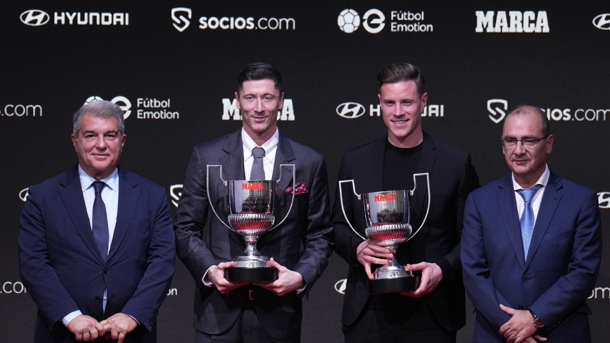 Laporta, con Lewandowski y Ter Stegen, ayer en la gala Marca. - EFE/ALEJANDRO GARCÍA