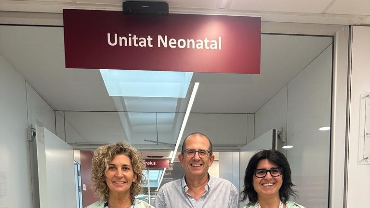 Acreditación a dos profesionales del Arnau en cuidados intensivos a prematuros - ICS