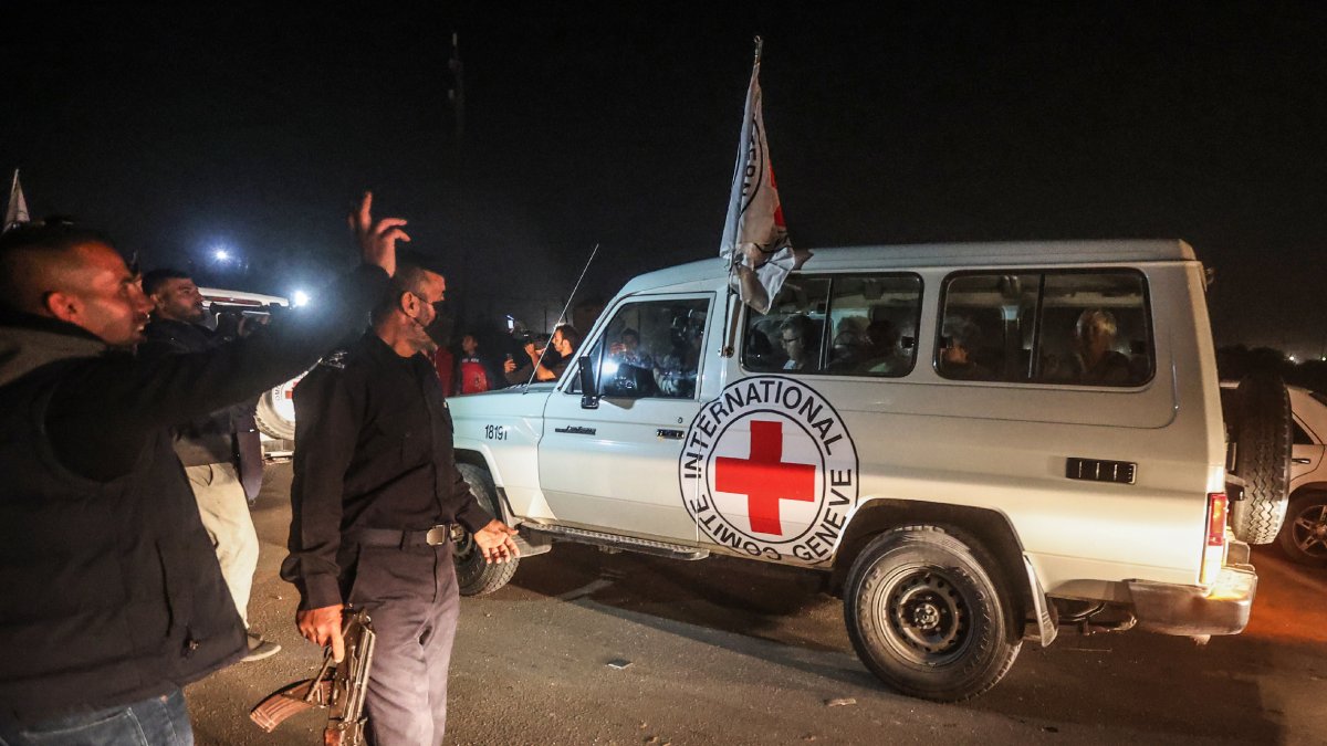 Un vehicle de la Creu Roja que transporta ostatges segrestats per Hamas arriba a la frontera de Rafah. - EFE/EPA/ALAA BADARNEH