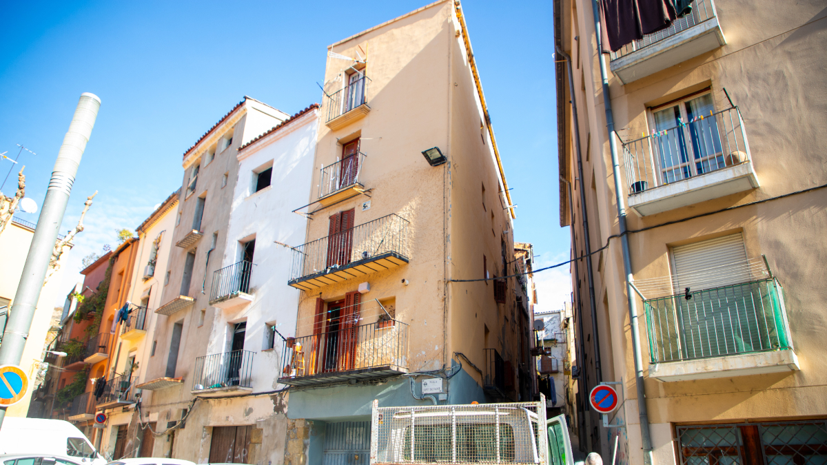 Els tècnics van assegurar ahir l’edifici al carrer Cuartel per evitar més despreniments. - GERARD HOYAS