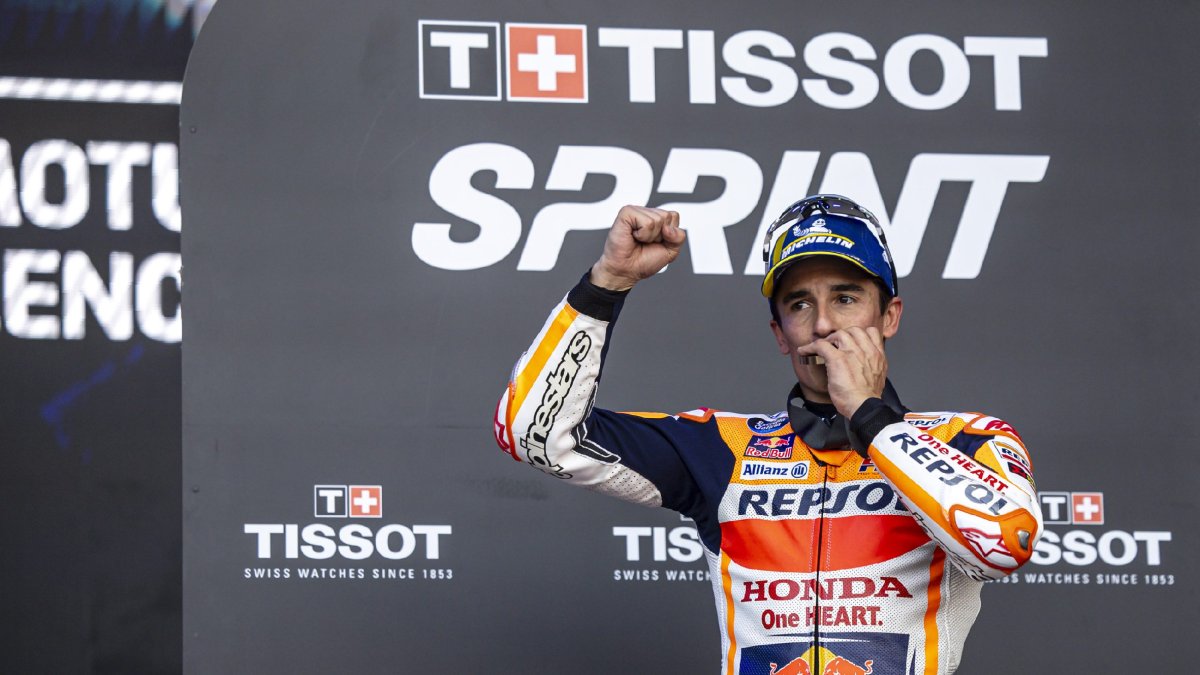 Marc Márquez se muestra emocionado en el podio mientras besa la medalla como tercer clasificado. - REPSOL MEDIA