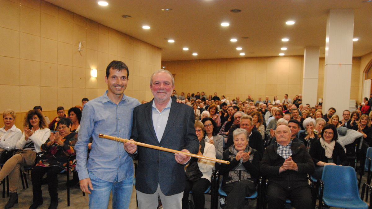 Reñé recibió una vara honorífica de alcalde de manos de su sucesor. - E. FARNELL