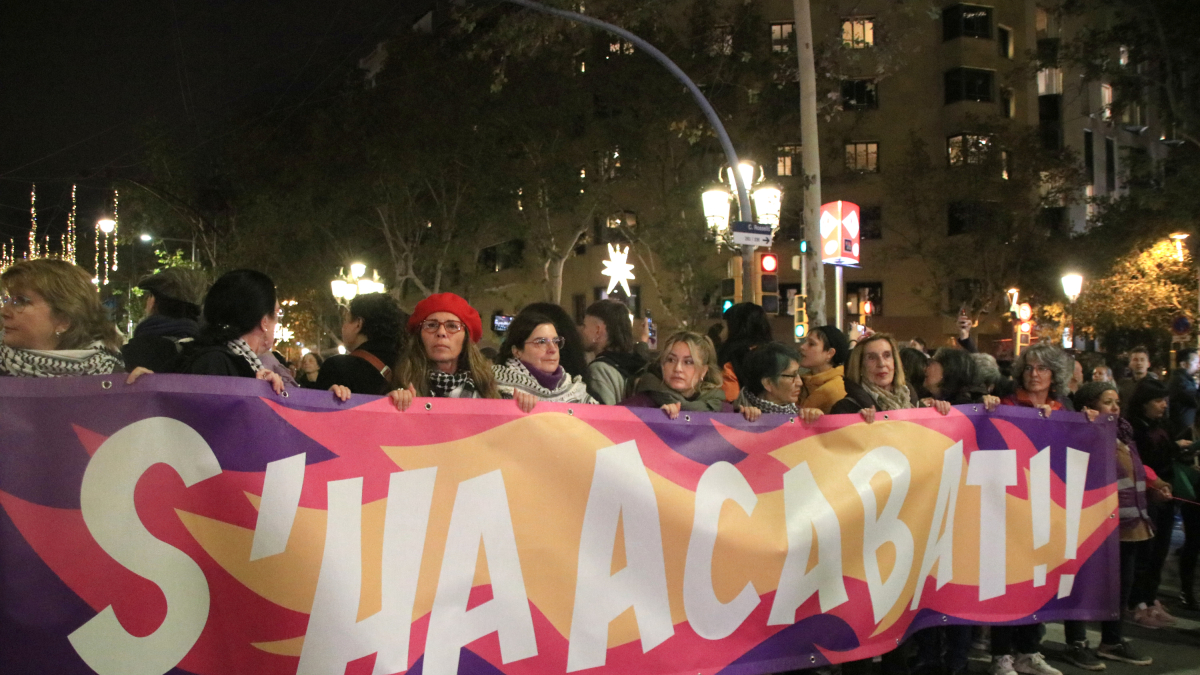 La capçalera de la manifestació del 25-N amb el lema que es va fer viral arran del petó no consentit de Rubiales a Jenni Hermoso