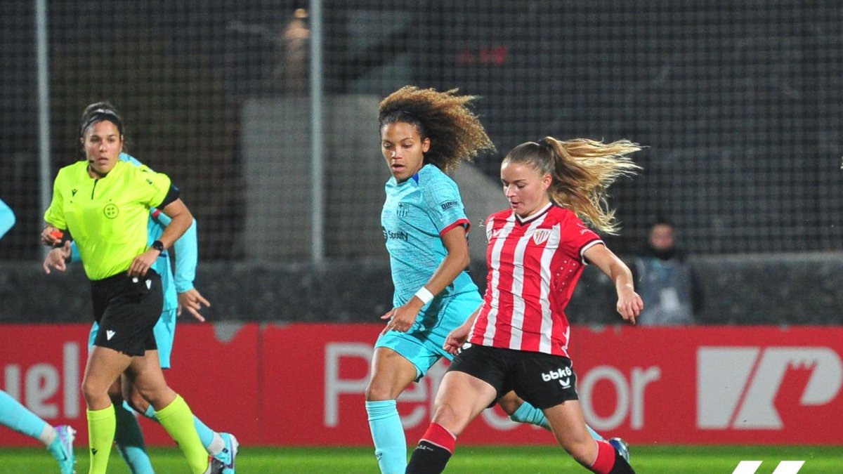 Vicky, que salió en el once titular debido a las rotaciones de Giraldez, persigue a una rival. - FC BARCELONA