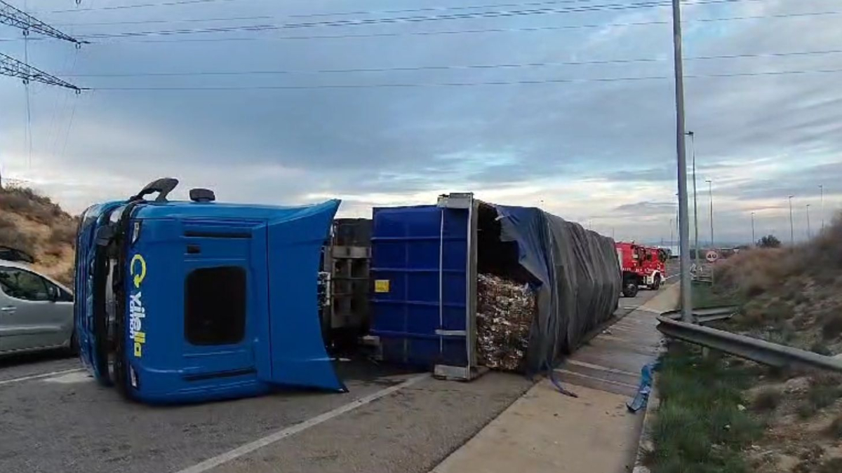 El camió bolcat a l'entrada a Lleida per l'N-240