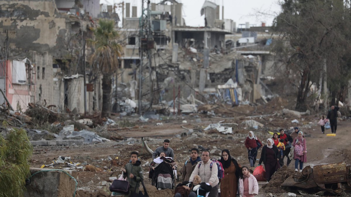 Centenars de palestins continuen obrint-se pas des del nord de la Franja de Gaza cap al sud. - EFE/EPA/MOHAMMED SABER