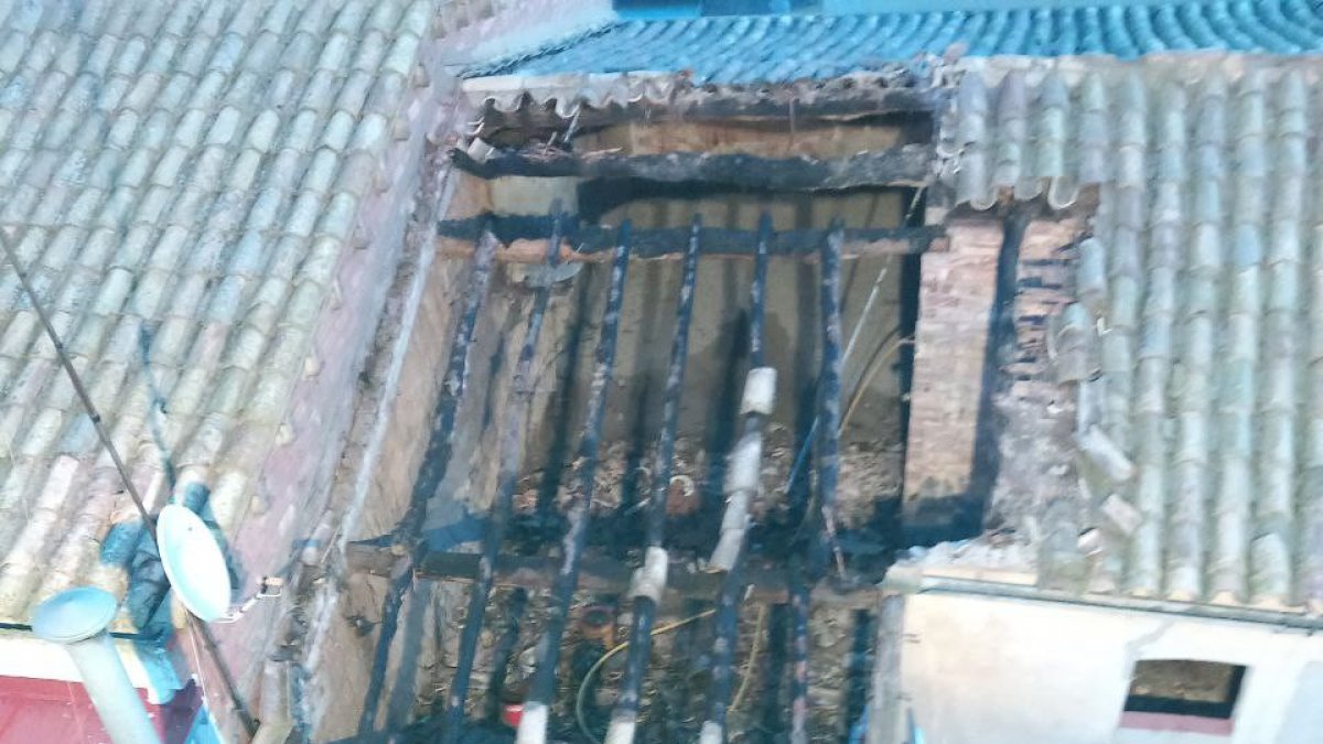 Vista aérea del estado en el que quedó el tejado. - BOMBERS