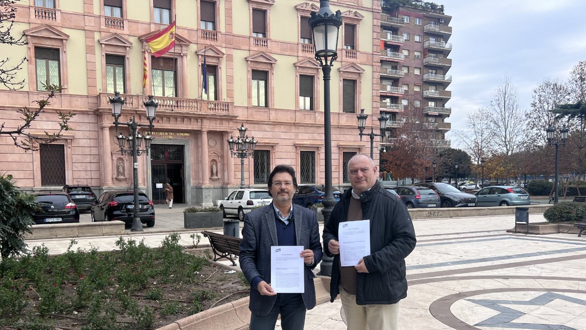Gavín y Buchaca, ayer ante la subdelegación del Gobierno. - X.R.