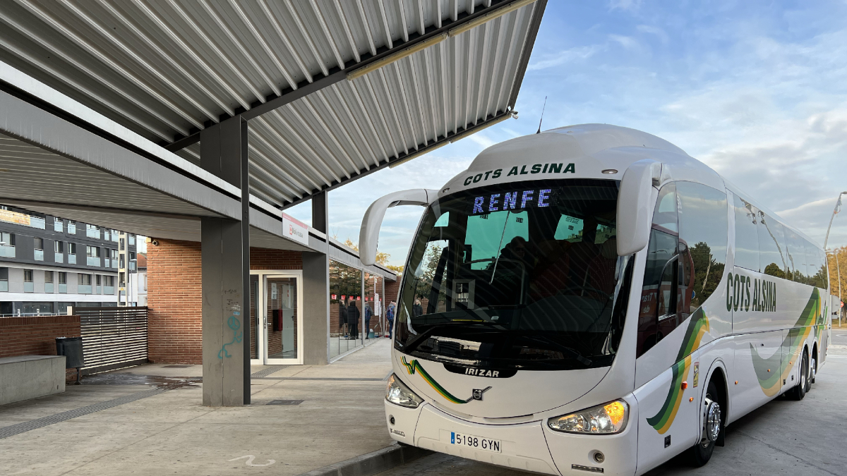 Un autobús contractat per Renfe per portar passatgers afectats. - ORIOL BOSCH/ACN