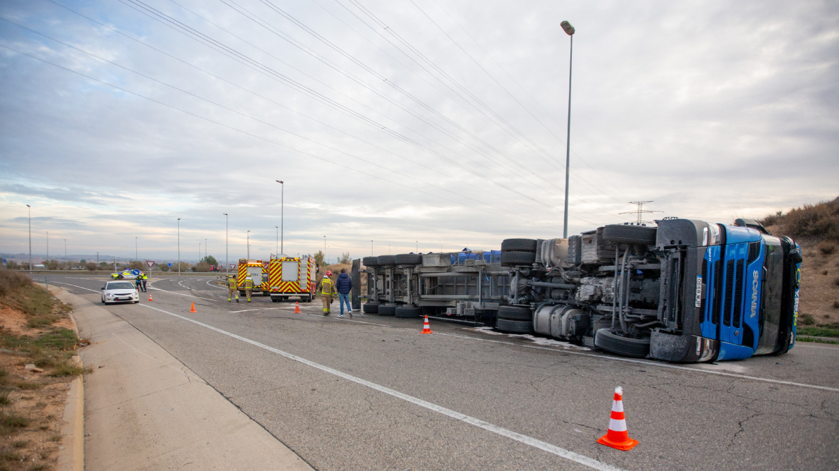 El camión volcó lateralmente a la salida de una rotonda. - JORDI ECHEVARRIA
