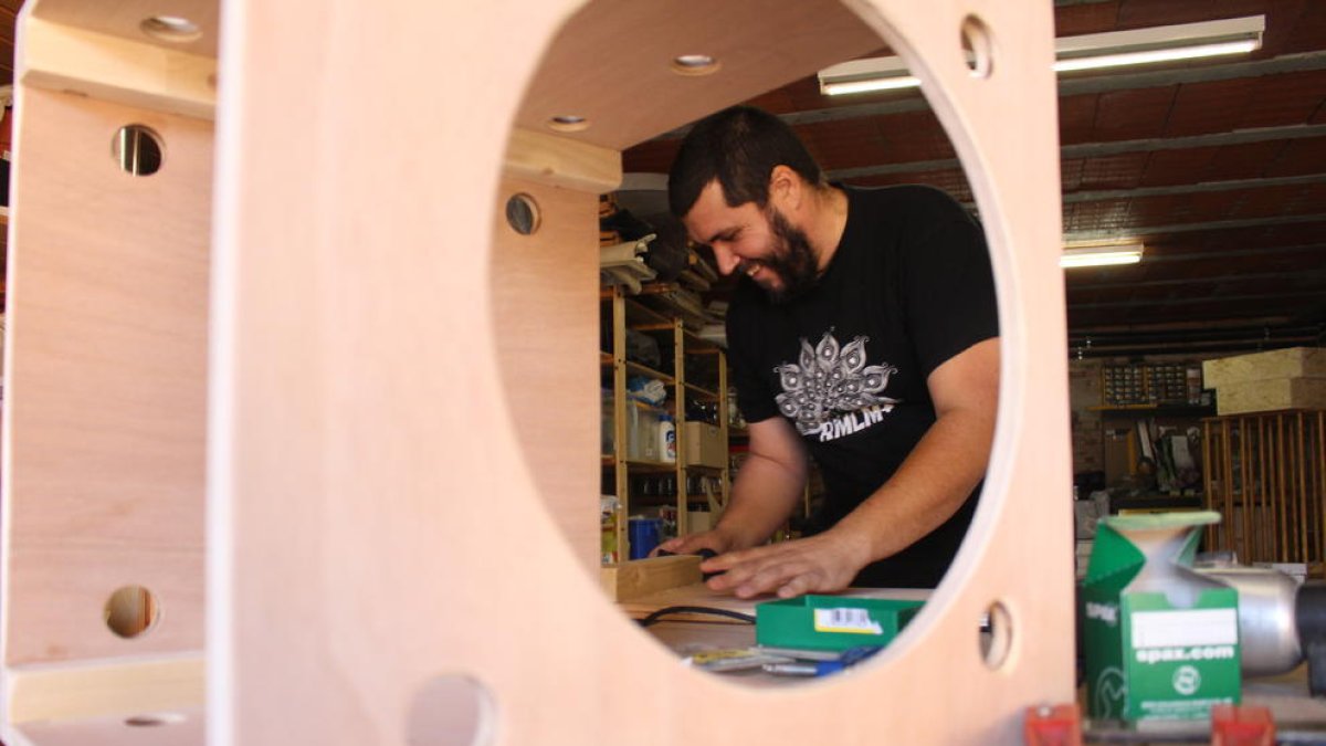 materials creats pel miquel. D’esquerra a dreta, la rampa i la cadira Pikler. I la paleta de colors d’Arno Stern.