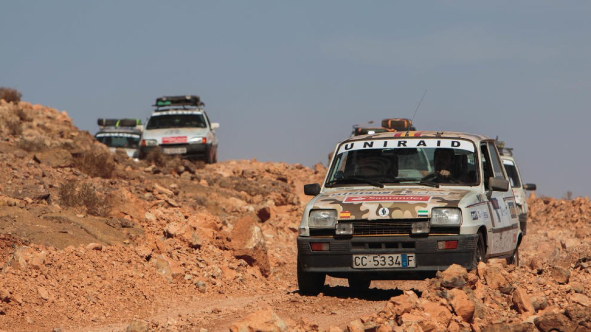 mecànica. Daniel Guia solda ell mateix el Seat Panda amb el qual participarà al Raid amb la seua parella.