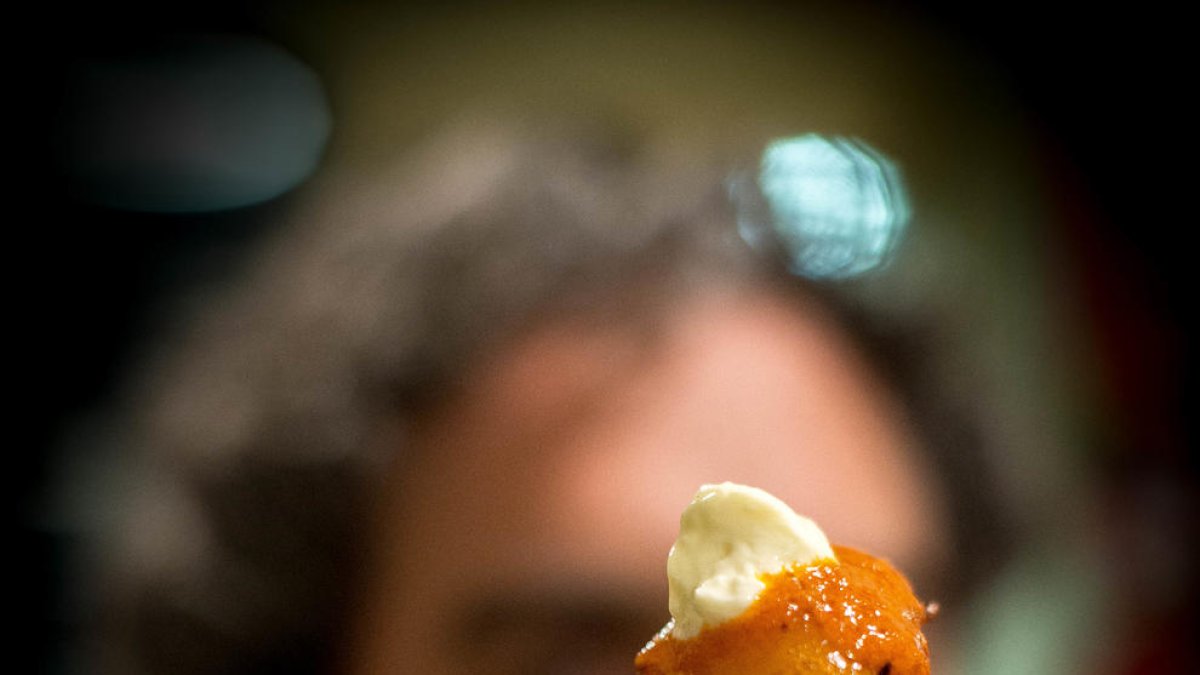 la feina que no es veu. En bars com el Roma cada dia tallen incomptables quilos de patates per servir desenes de racions.