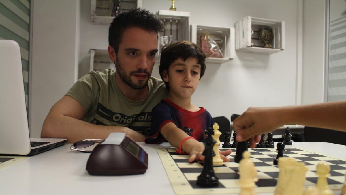 presó. El Xavier Valios en primer pla, jugant amb el Sebastián.