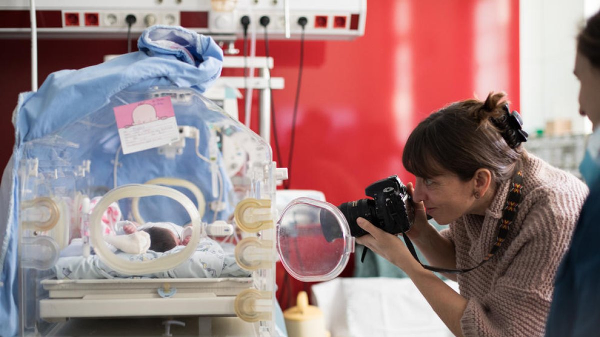 invisibles. Els fotògrafs voluntaris han de ser invisibles i no intervenir gens en els moments que es viuen a Neonats.