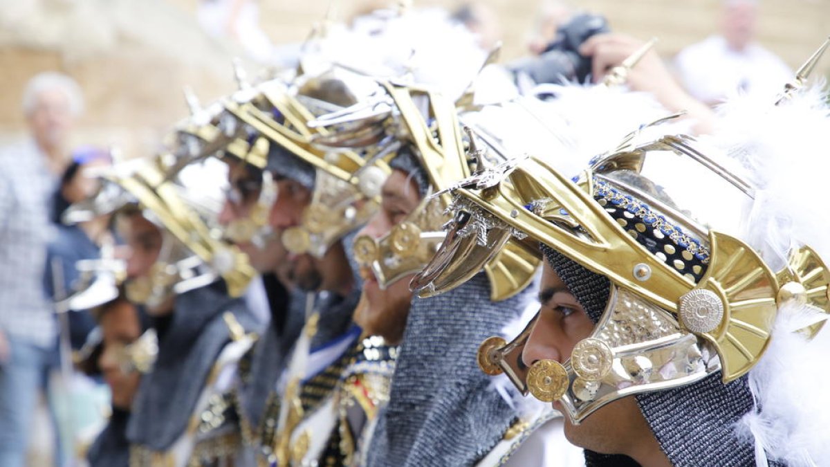 balls. La desfilada del diumenge a la tarda és un gran espectacle de color, música i vestuari.