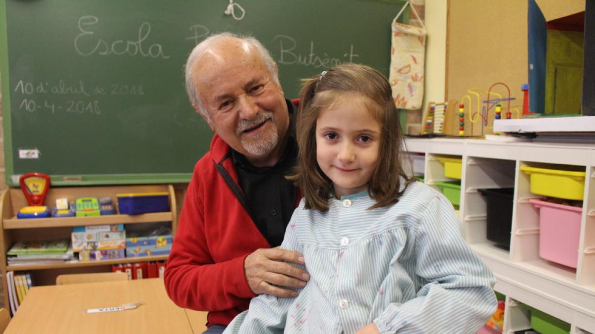 família de lleida. El Jordi i la Meri, amb la seva filla Júlia, a l’escola de Butsènit.
